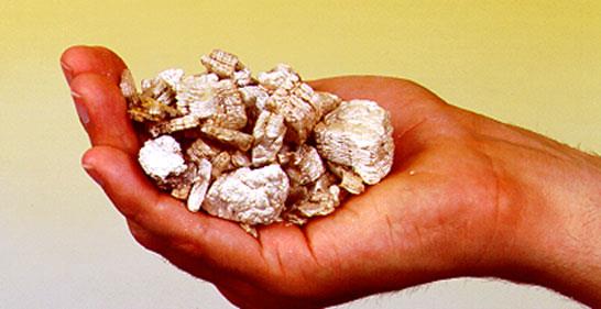 Hand mit Perleen grobe Körnung